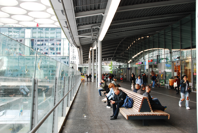 904706 Gezicht op de Stationspassage over het Centraal Station te Utrecht.